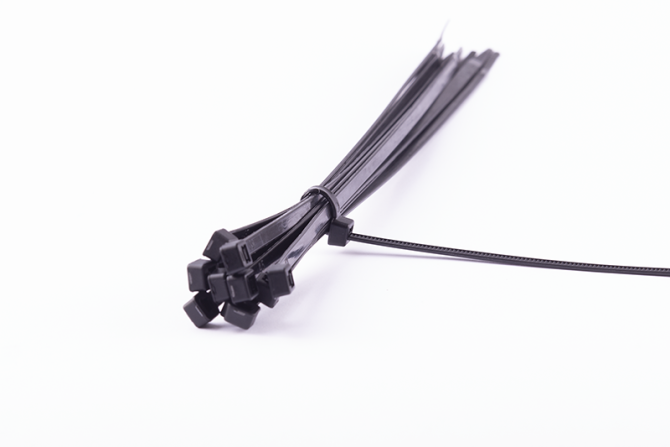 detail Páska stahovací ČERNÁ 400x7,2-50ks