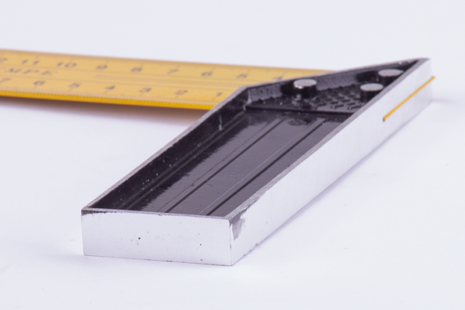 detail Úhelník ocel žlutý 30 cm