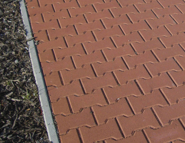 detail Dlažba betonová Semmelrock Íčko 80 mm se zkosenou hranou skladba červená