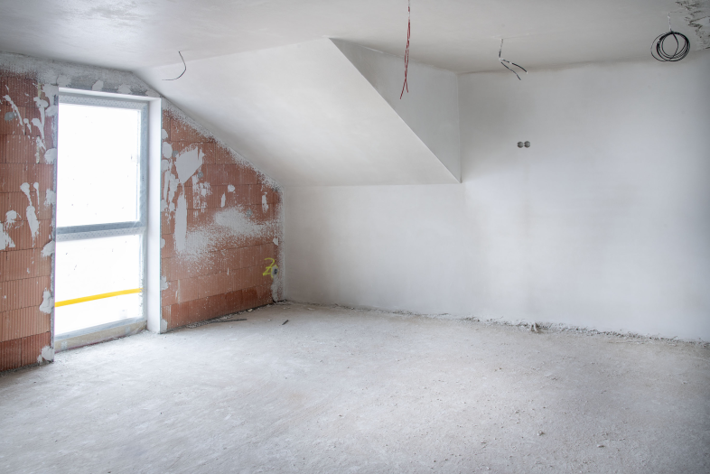 Omítání betonového stropu sádrovou omítkou 