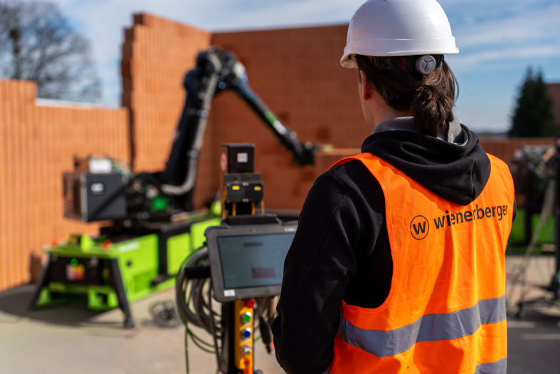 S cihlami Porotherm může zdít i robot